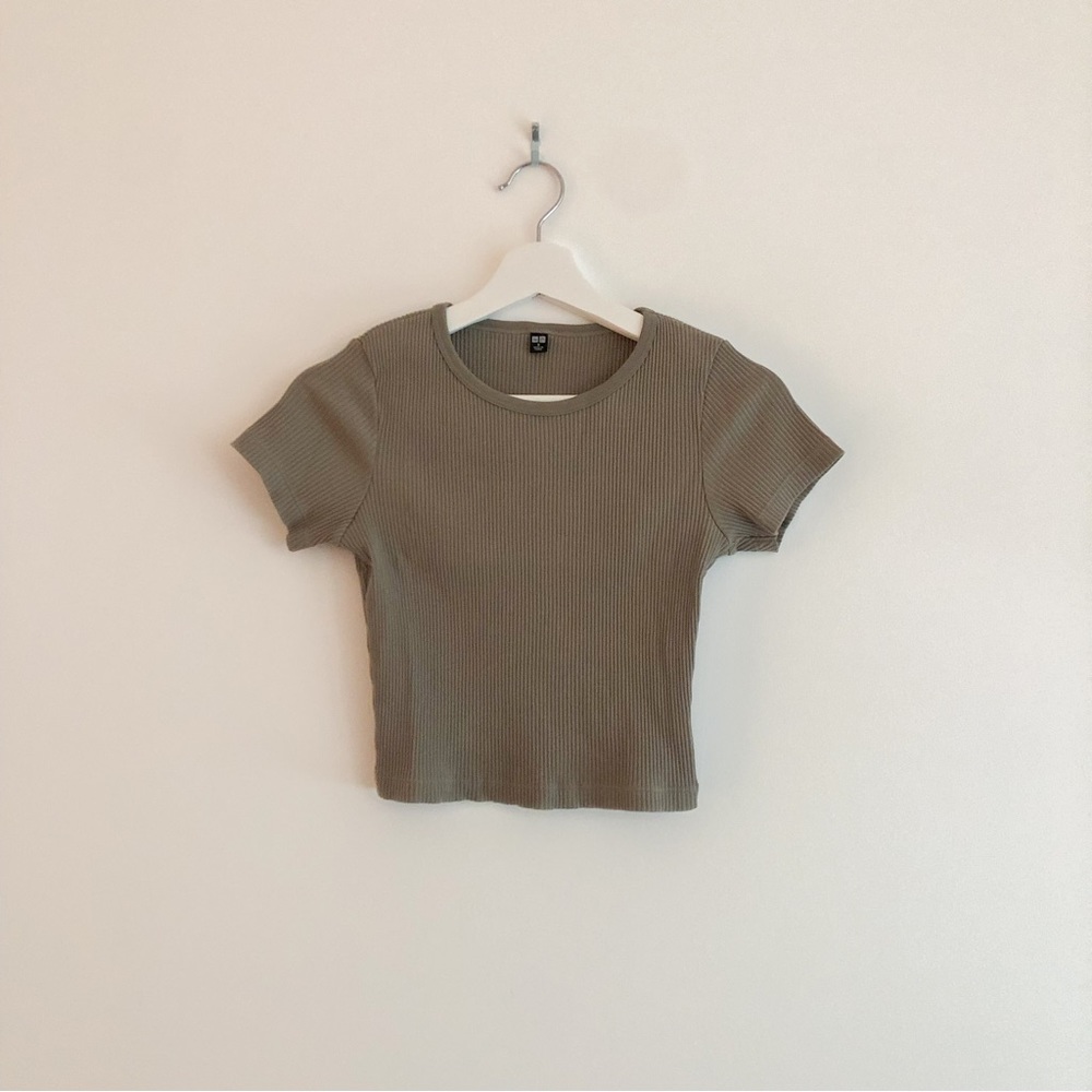 Uniqlo crop taupe top
